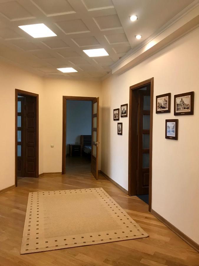 Family Apartment Near The University Cernăuți Exterior foto