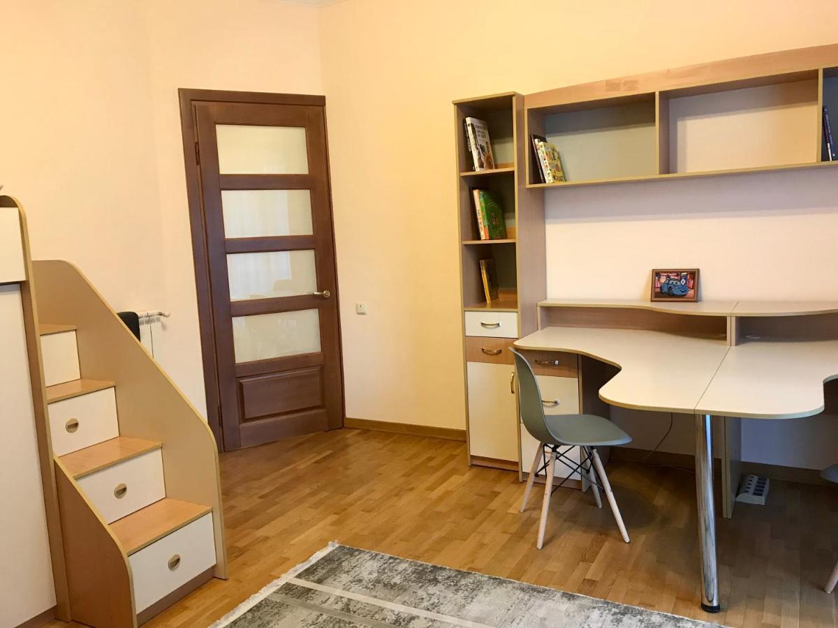 Family Apartment Near The University Cernăuți Exterior foto