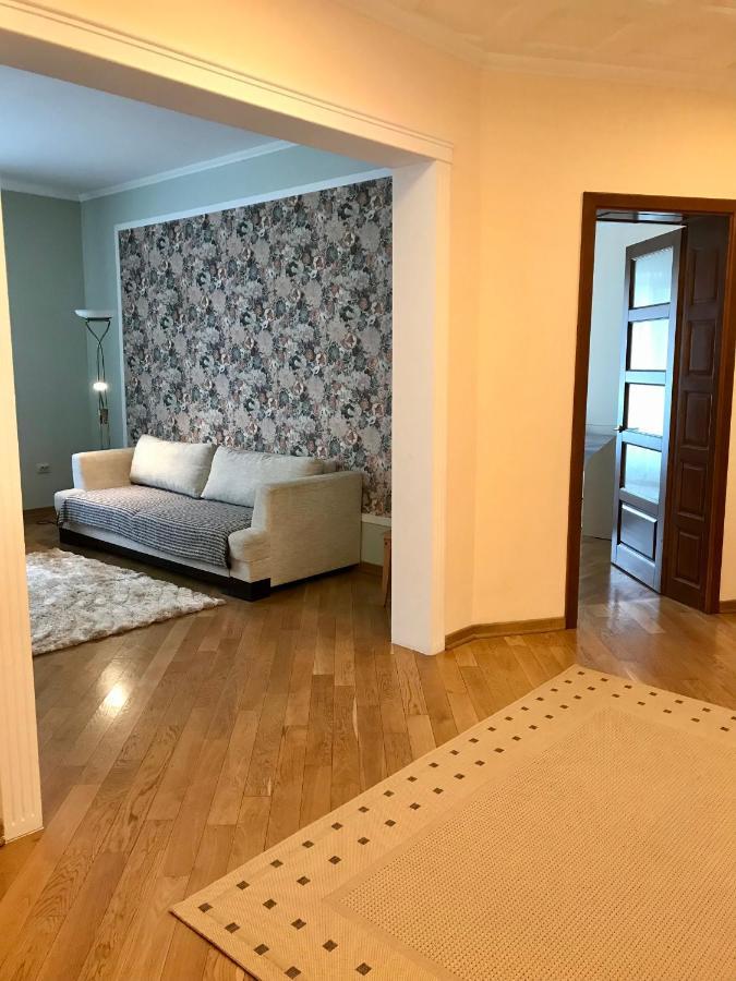 Family Apartment Near The University Cernăuți Exterior foto